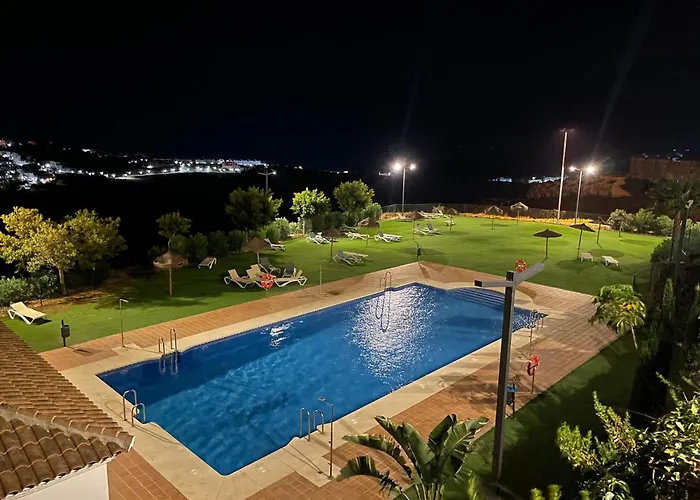 Precioso Apartamento Con Vistas A Mar Y Montana En Manilva